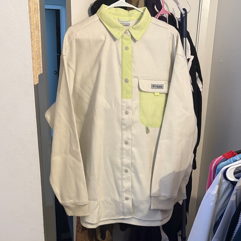Columbia Womnes Casual White and Green Button Down